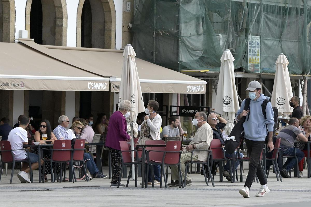 Varias personas en una terraza de A Coruña.