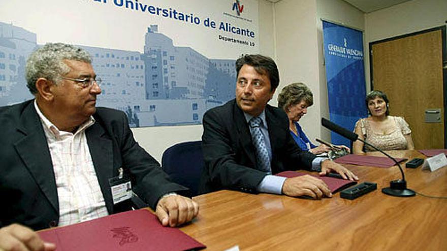 El conseller de Sanidad, Manuel Cervera (2d), durante la firma hoy en Alicante de cuatro convenios de colaboración con asociaciones de voluntariado para fomentar el apoyo a los pacientes.