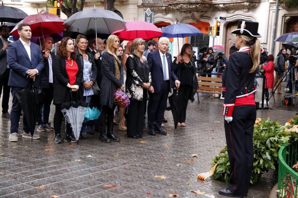 Les ofrenes florals al monument a Rafael Casanova