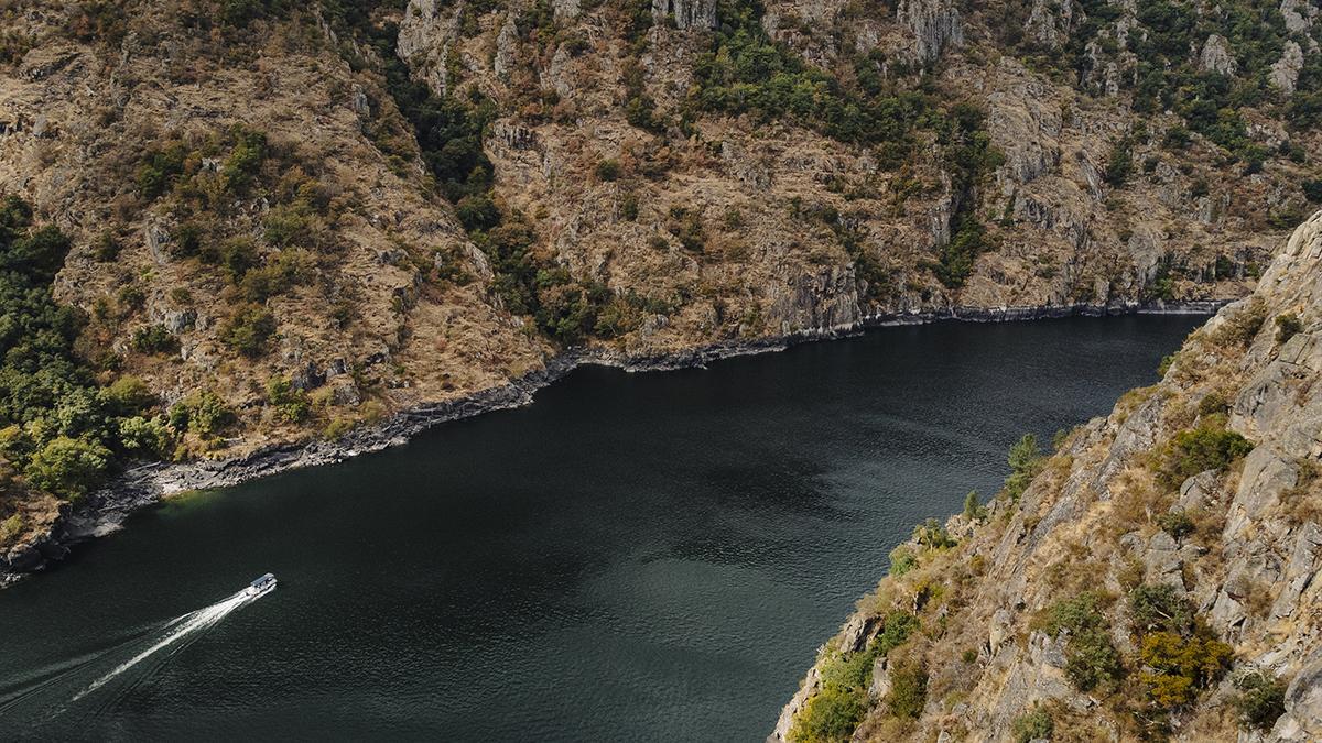 El río Sil serpentea entre cañones de granito, testigo milenario de la historia y el alma gallega