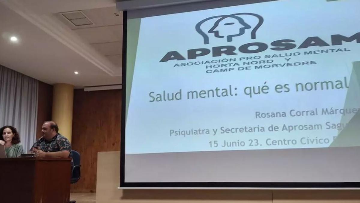 La doctora Corral y otro integrante de Aprosam, en una charla.