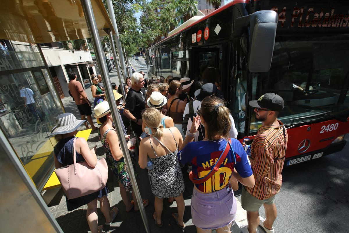 Els autobusos desbordats pel turisme a Barcelona: «És un miracle aconseguir seient»