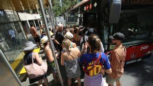 Un grupo de pasajeros sube a un autobús de la línea 24, en dirección a plaza Catalunya, en Barcelona.
