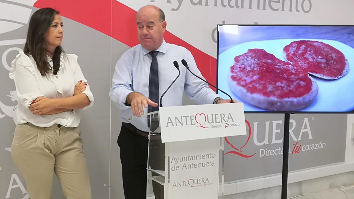 Ana Cebrián y Manuel Barón, en la rueda de prensa de presentación de la candidatura antequerana.