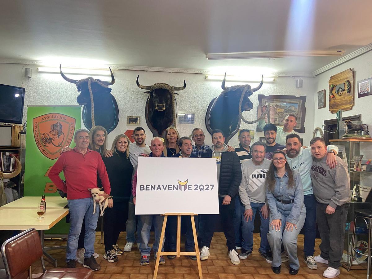 Asistentes, tras la presentación del logo diseñado para el Congreso de Toros con Cuerda de 2027.