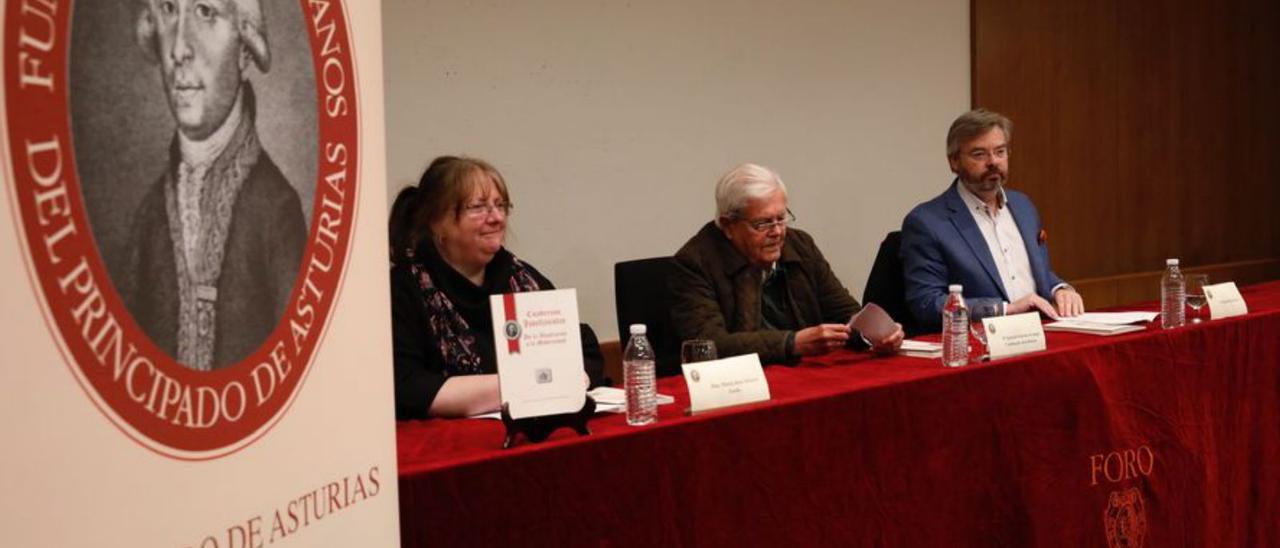 María José Álvarez; Ignacio García-Arango, presidente del Foro Jovellanos, y Juan Díaz. | Ángel González