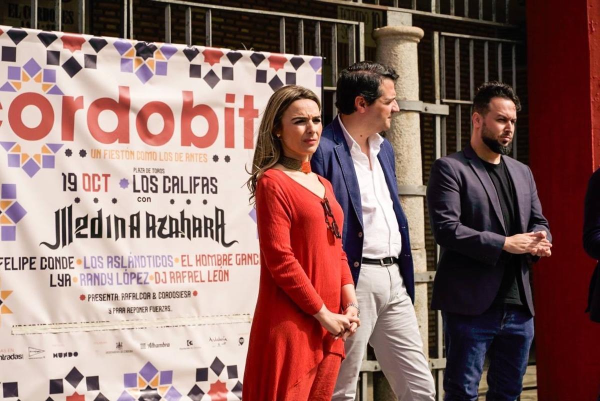 La diputada provincial de Turismo, Narci Ruiz; el alcalde de Córdoba, José María Bellido, y el influencer cordobés Rafalcor.