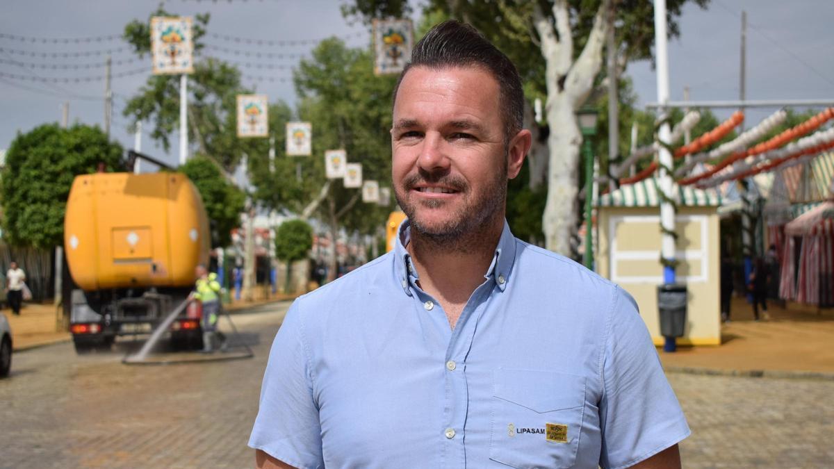 Daniel Castellano, capataz de Lipasam, durante una mañana de trabajo en el Real de la Feria de Sevilla