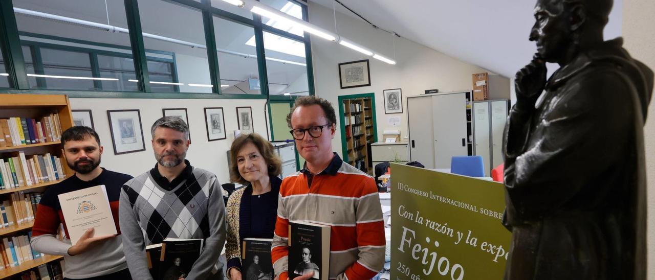 Por la izquierda, Xaime Martínez, Eduardo  San José, Inmaculada  Urzainqui y Rodrigo Olay en el Instituto Feijoo, en Oviedo. | Miki López