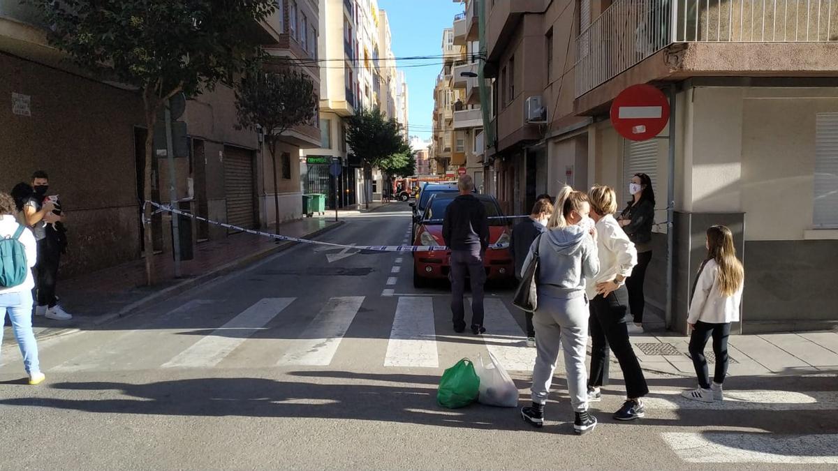 Vecinos desalojados de sus viviendas tras el incendio