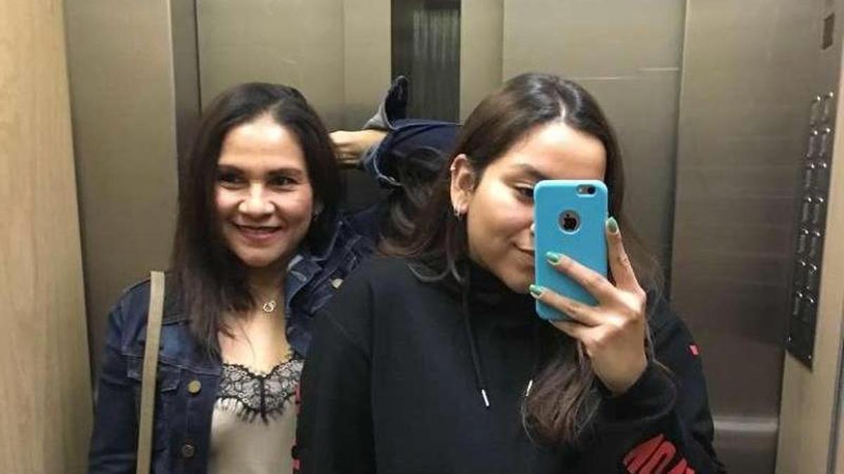 A la izquierda, la difunta Eugenia Merces, junto a su hija Karolina en una foto que se tomaron juntas en 2019.