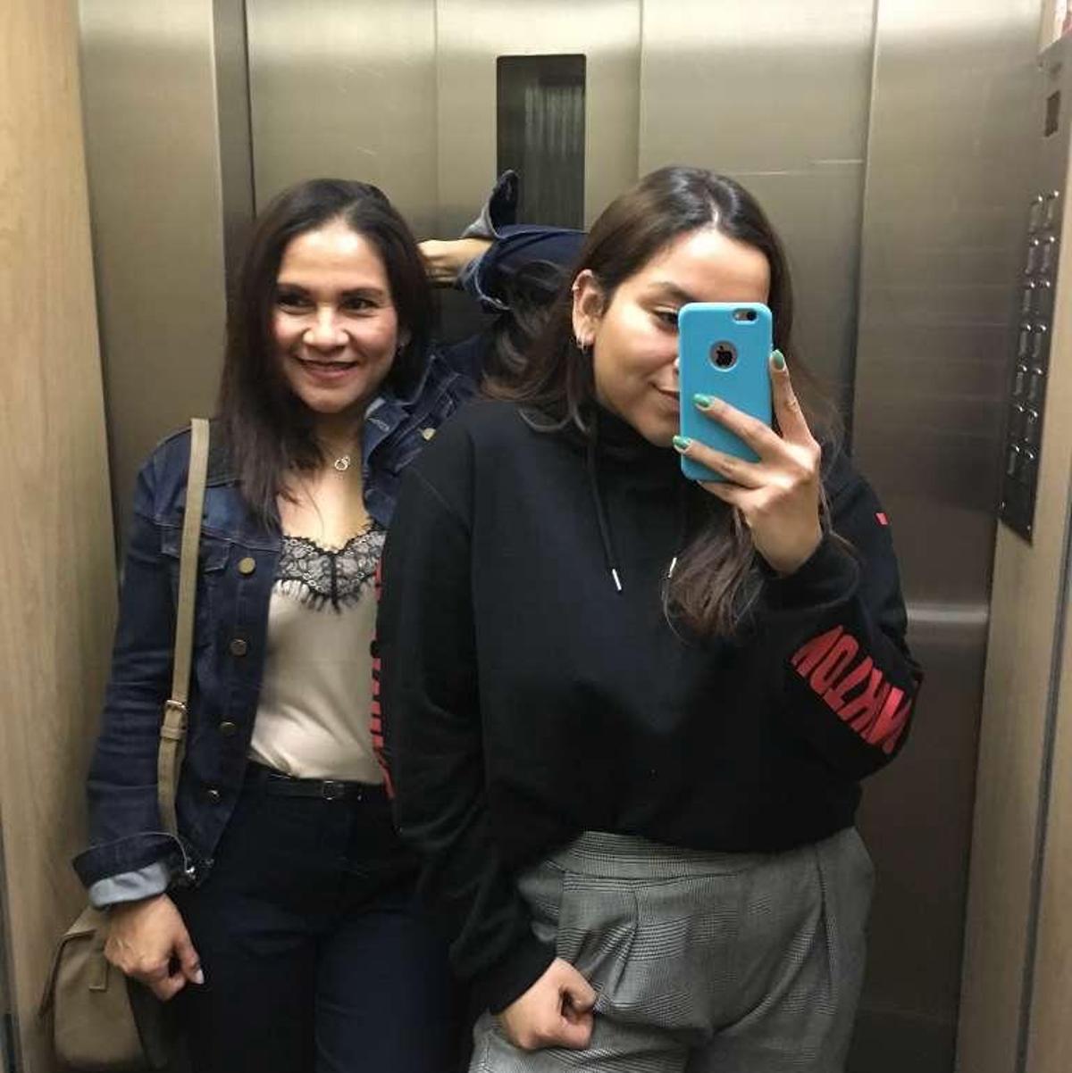 A la izquierda, la difunta Eugenia Merces, junto a su hija Karolina en una foto que se tomaron juntas en 2019.