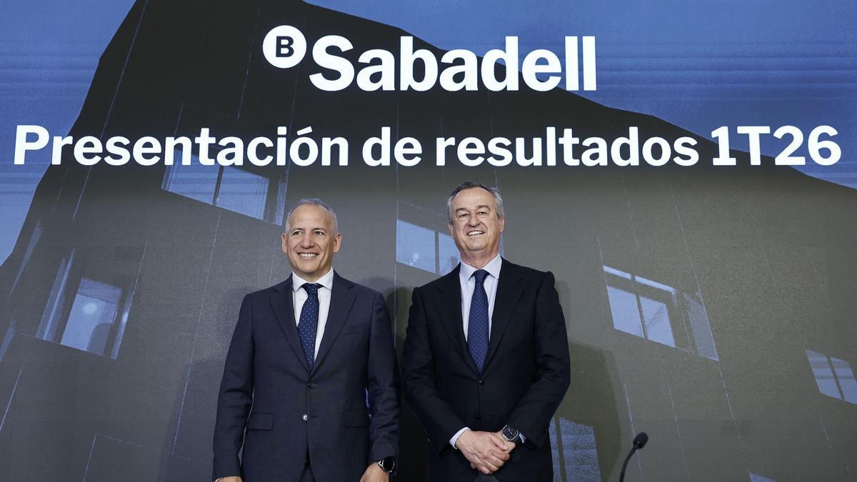 Sergio Palavecino, director financiero del Banco Sabadell y César González-Bueno, consejero delegado de la entidad durante la presentación de los resultados del primer trimestre del 2026