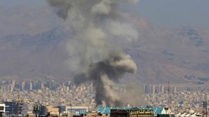 Columnes de fum després d’una explosió al centre de Teheran, ahir. | ATTA KENARE / AFP