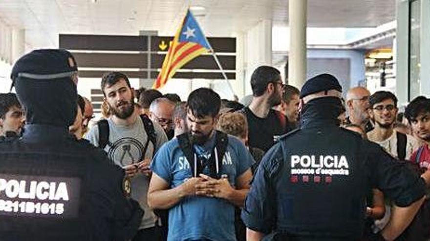 Acció de protesta a la T-1 de l&#039;aeroport del Prat, convocada per Tsunami Democràtic