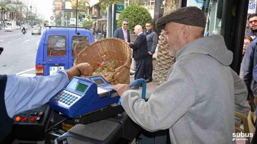 Vectalia reparte 15.000 bolsas con las uvas de la suerte a los pasajeros de sus autobuses en Alicante