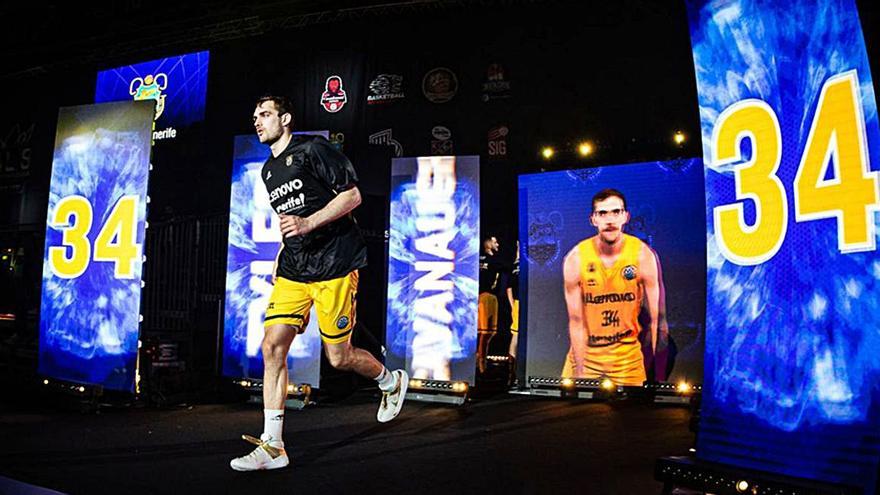 Tyler Cavanaugh, en la presentación del partido ante el Strasbourg.