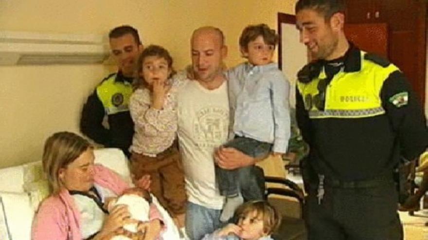 Un bebé nace en Málaga de camino al hospital gracias a dos policías locales