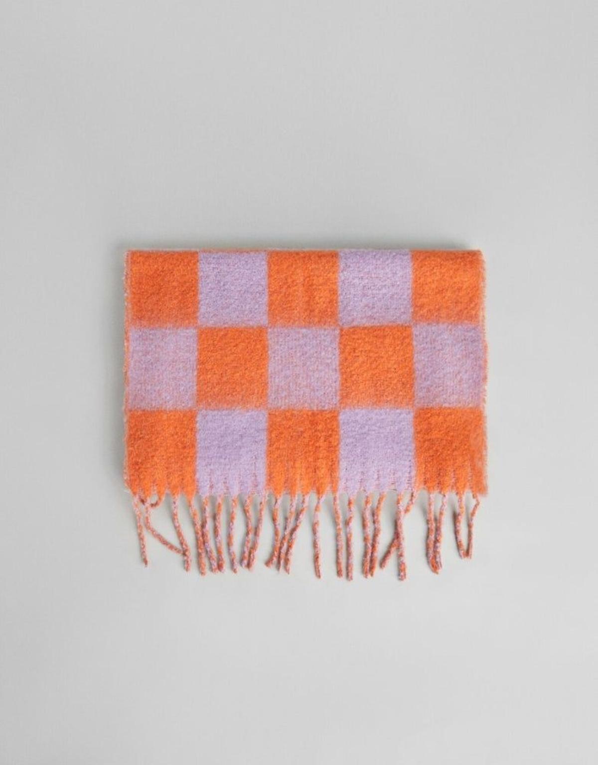 Bufanda print damero de Bershka (Precio:15,99 euros)