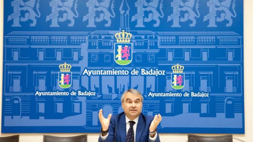 El alcalde de Badajoz cree que la falta de formación es uno de los problemas de los parados