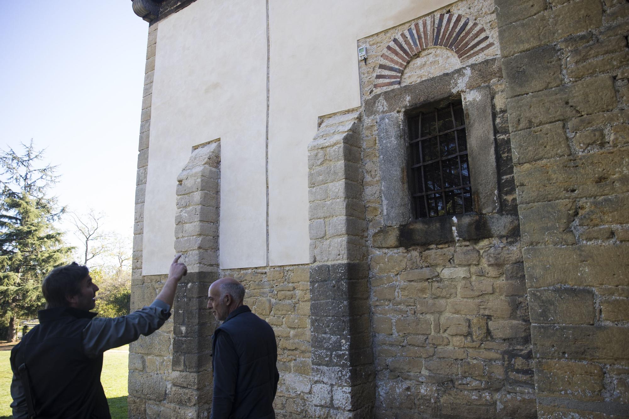 Así está la iglesia de Santullano después de recuperar la carga de mortero en sus muros