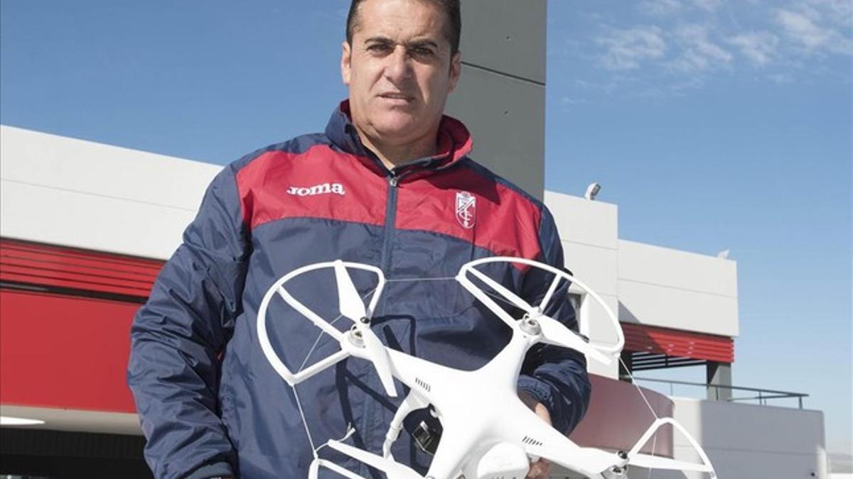 El técnico del Granada José Ramón Sandoval, durante un entrenamiento con el dron