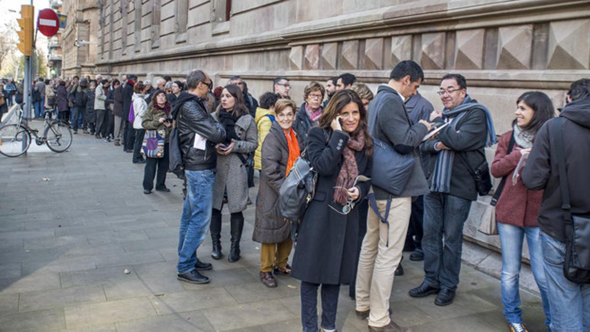 Centenares de personas hacen cola delante del TSJC para autoinculparse por el 9-N, este martes.