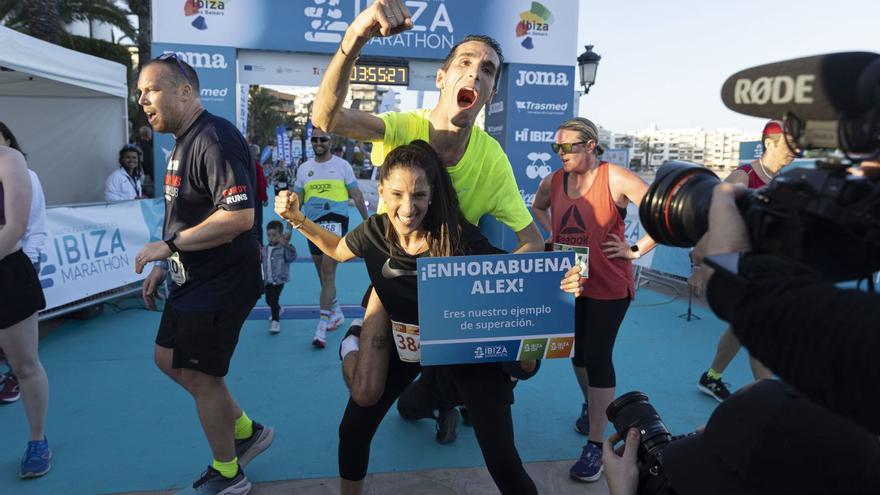 Álex Roca y su mujer el año pasado tras completar la prueba de 12 kilómetros del Santa Eulària Ibiza Marathon. | D.I.