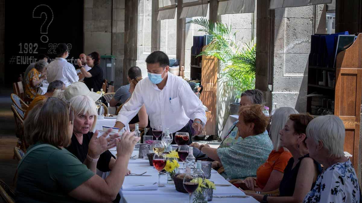 Comensales en la terraza de un restaurante en la plaza Reial de Barcelona