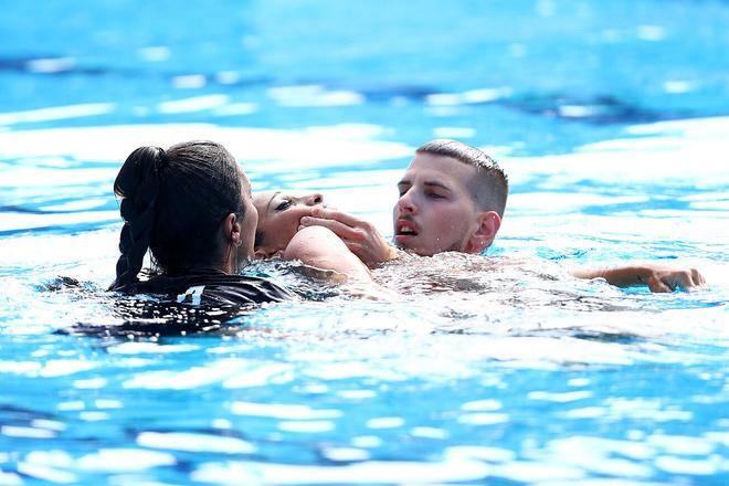 ¡Tremendo susto! Anita Álvarez, rescatada tras desvanecerse en la piscina