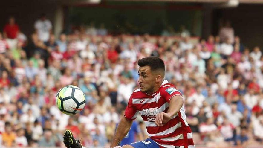 Joselu controla el balón en el Granada-Oviedo de la primera vuelta de la campaña pasada (2-0).