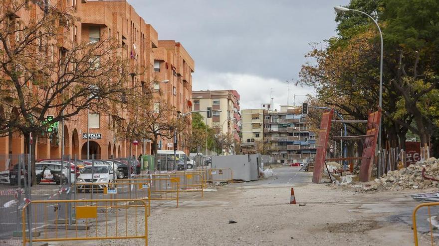 El Ayuntamiento de Alicante actuará de urgencia en la plaza de San Blas para garantizar el tránsito peatonal tras la paralización de las obras