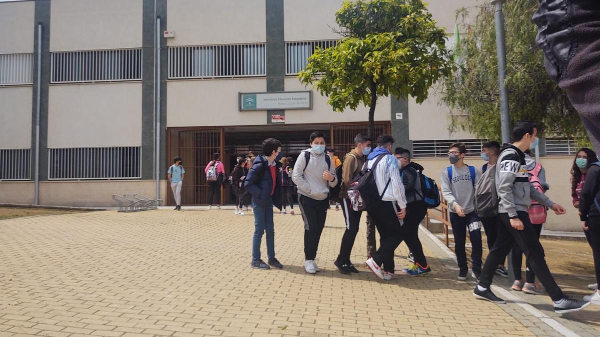 Salida del instituto de los estudiantes de Secundaria de Doña Mencía.