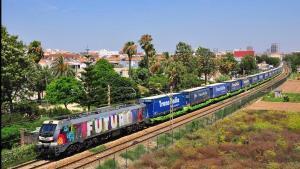 Tren de mercancias de TransItalia cirulando cerca del puerto de València.