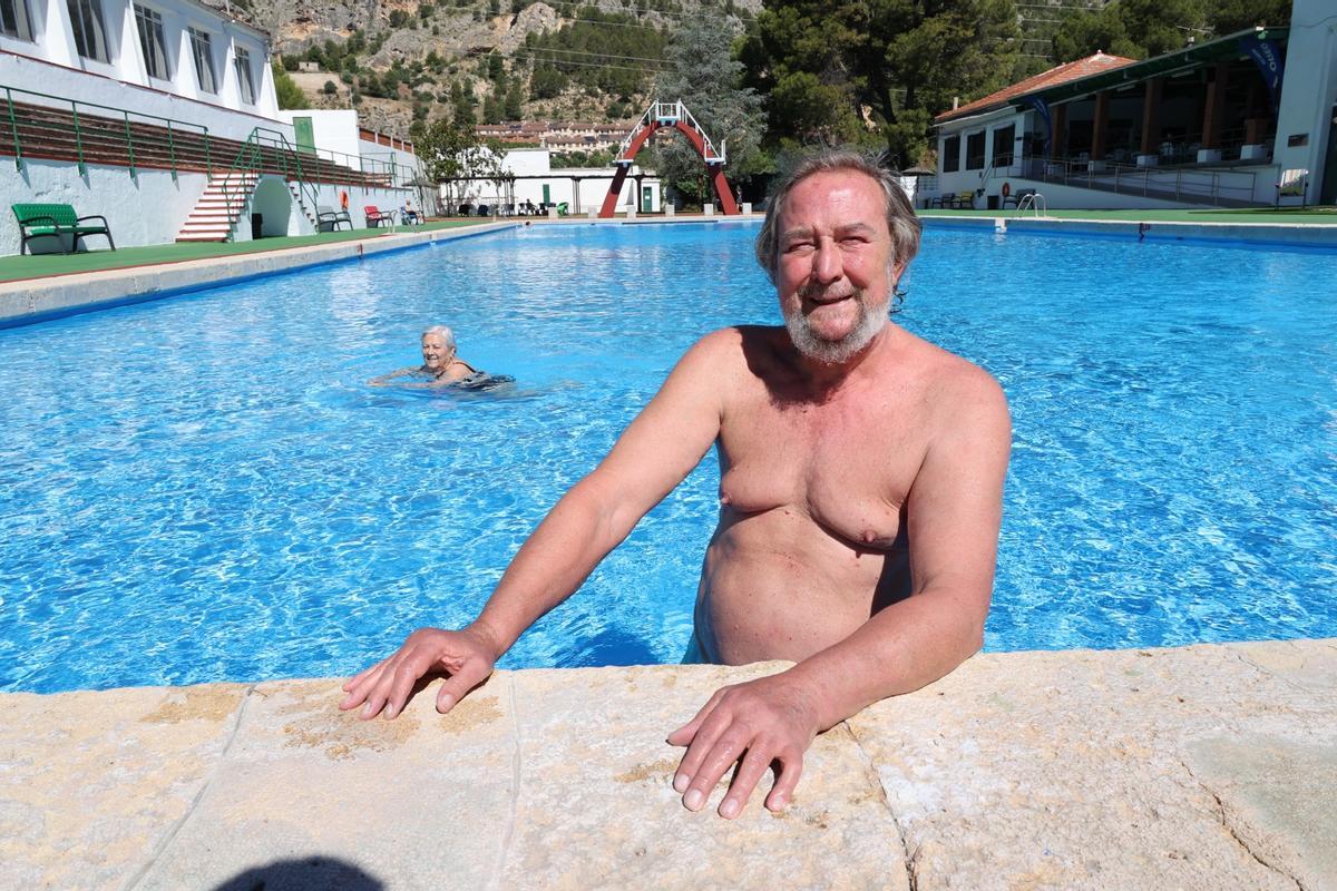 Varios usuarios en la piscina municipal José Trenzano este viernes, en su primer día de apertura