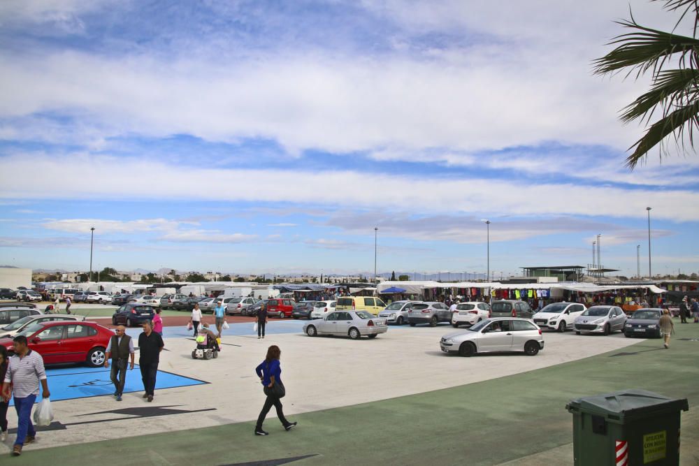 El nuevo recinto para el mercadillo de Torrevieja de los viernes se estrenó con una gran afluencia de usuarios, lo que provocó problemas de tráfico y falta de autobuses de transporte.