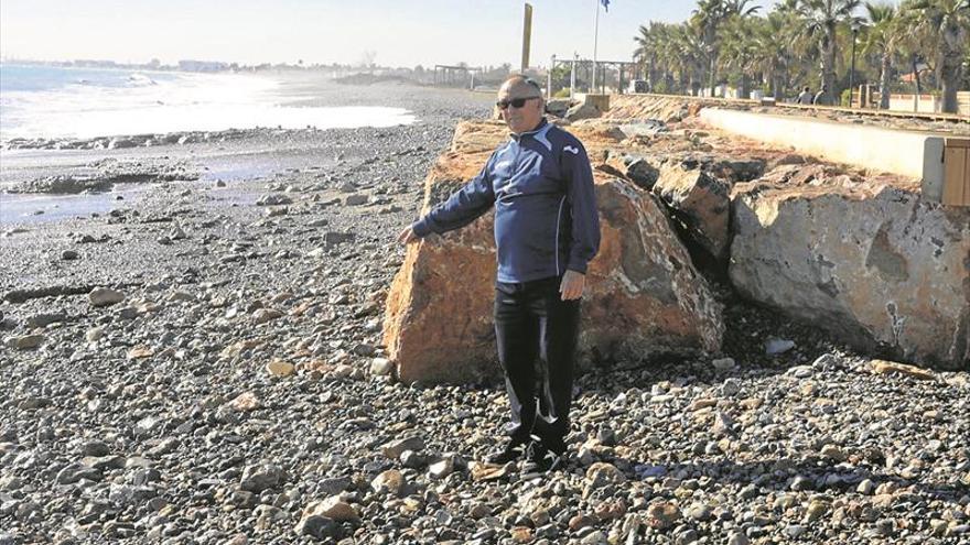 El temporal se ‘come’ parte de la playa reforzada hace un mes