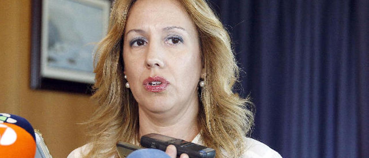 La consejera de Hacienda, Rosa Dávila, contesta ayer a los medios de comunicación.