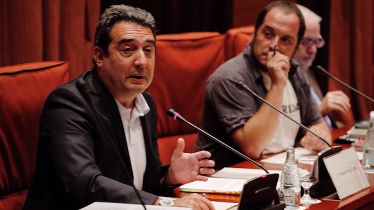 Manuel Bustos, junto a David Fernàndez, durante su comparecencia en el Parlament, hoy.