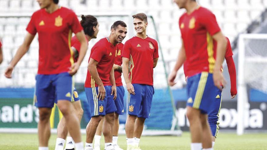 Jonny, con Denis Suárez, ayer, en el entrenamiento de la sub 21.