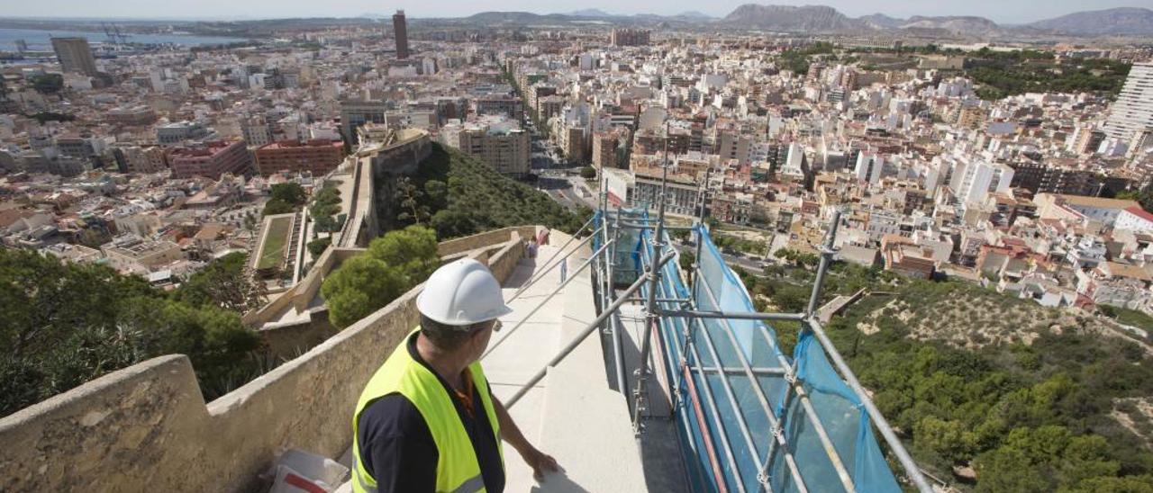 Las obras en el ala oeste de la muralla del Castillo han consolidado elementos que estaban sueltos.