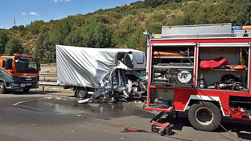 Actuación de los bomberos en el accidente de la A-52. | C. Bomberos