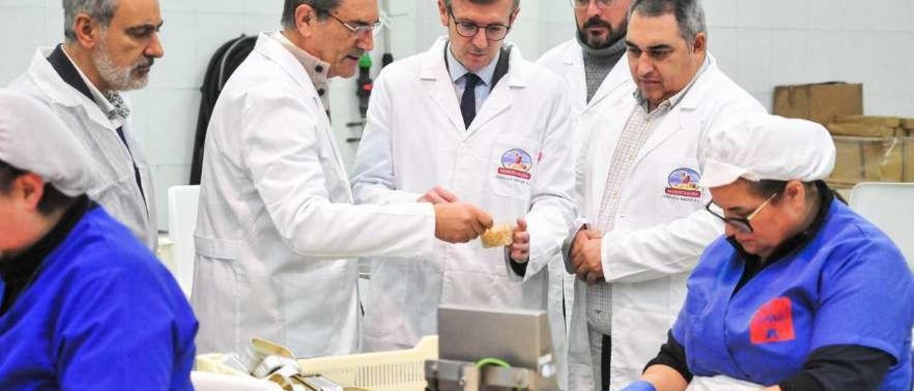 Alfonso Rueda, en el centro, durante la visita a Costas y Miñán, ayer. // Iñaki Abella