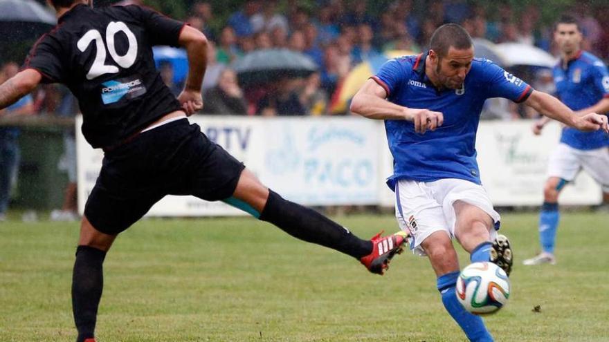 El jugador del Oviedo Cervero dispara a portería ante la oposición de Catalá, de la selección AFE.