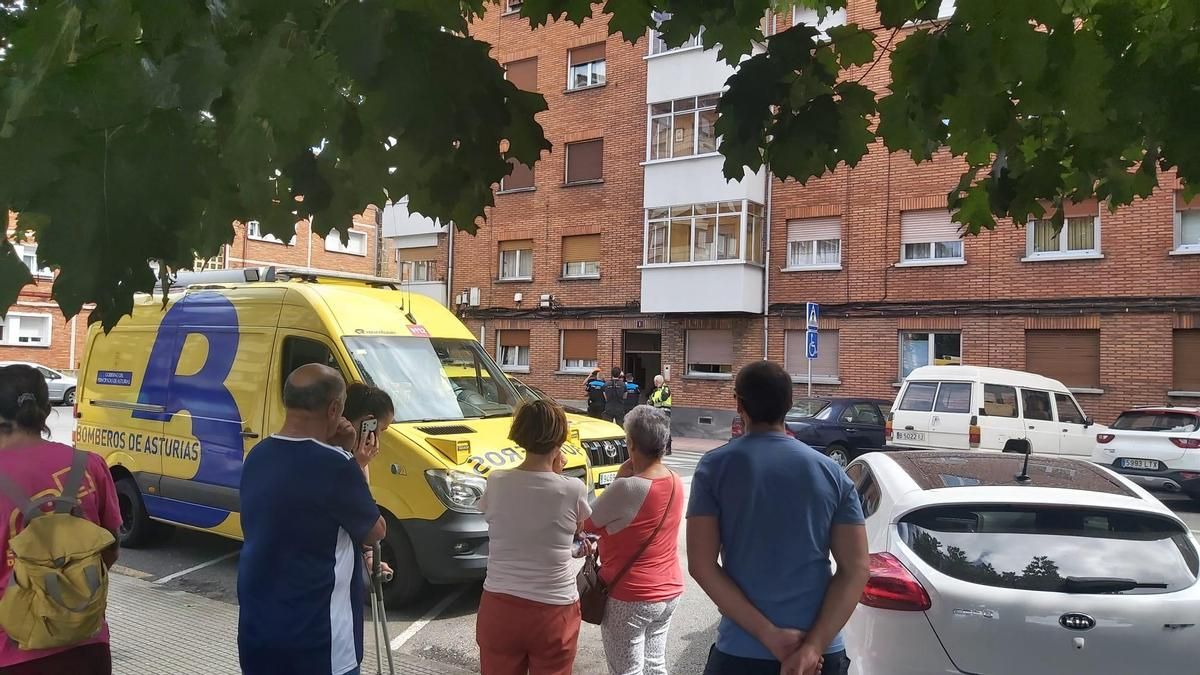 Vecinos del inmueble desalojado, en el exterior del bloque de viviendas.