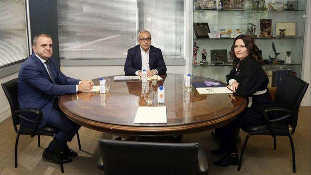 La primera de las reuniones políticas en Madrid, a la que Aragón avisó de que no iría pero el COE quiso una instantánea con una silla vacía. / E. P.