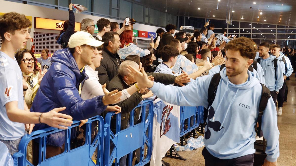 Javi Rueda saluda a los aficionados a su llegada a Peinador.