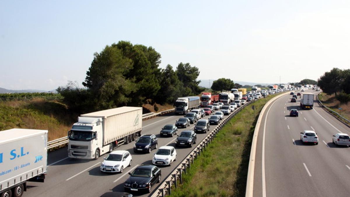 Retenciones en la AP-7, en sentido norte, a la altura de La Granada, tras el accidente de este lunes.