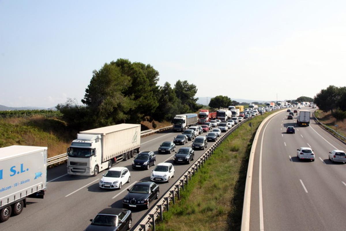 Retencions a l’AP-7, en sentit nord, a l’altura de la Granada, després de l’accident d’aquest dilluns.