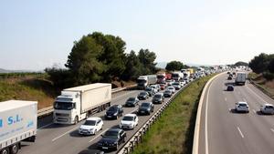 Retencions a l’AP-7, en sentit nord, a l’altura de la Granada, després de l’accident d’aquest dilluns.